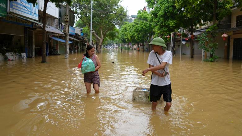 Το Βιετνάμ στο «μάτι» του τυφώνα Κατζίκι - Άρον άρον 325.000 κάτοικοι αφήνουν τα σπίτια τους