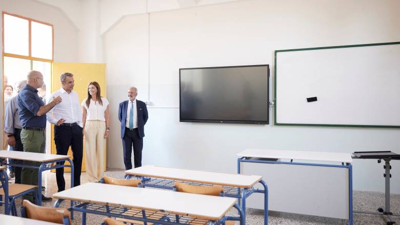 Στο 3ο Γυμνάσιο Ζωγράφου ο Μητσοτάκης: Μέχρι το τέλος Σεπτεμβρίου θα έχουν ανακαινιστεί 431 σχολεία