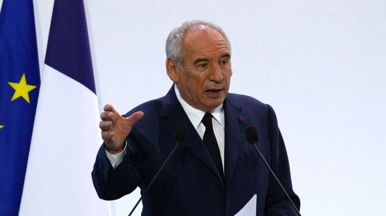 «Όλοι έκαναν διακοπές»: Πυρ και μανία τα κόμματα στη Γαλλία από τη φράση Μπαϊρού