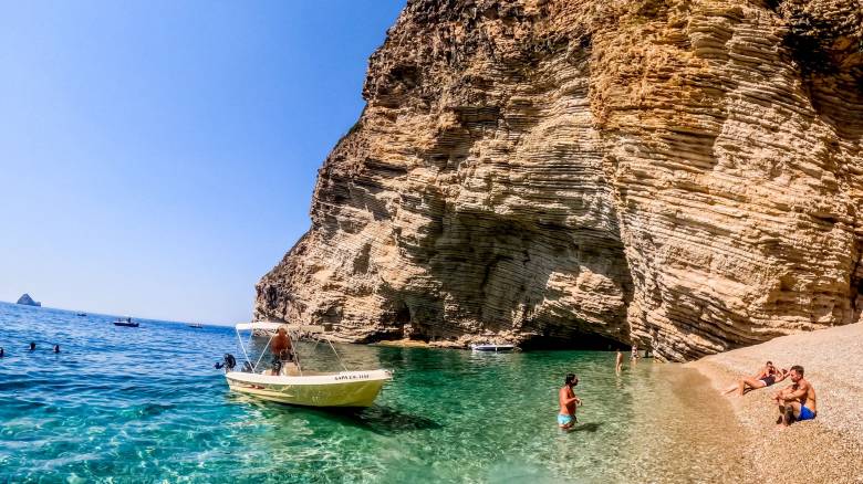 Καιρός: Με μελτέμια και 38άρια «φεύγει» ο Αύγουστος - «Καμπανάκι» για φωτιές Σεπτέμβριο και Οκτώβριο