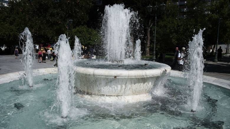 Δήμος Αθηναίων: Επαναλειτουργεί το συντριβάνι στην πλατεία Συντάγματος