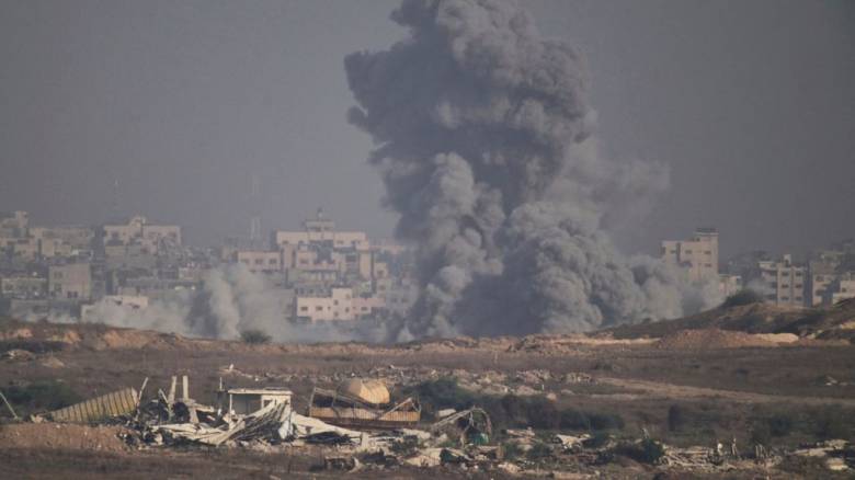 «Εντελώς απαράδεκτη»: Η ΕΕ καταδίκασε τη φονική επίθεση του Ισραήλ στο νοσοκομείο της Γάζας