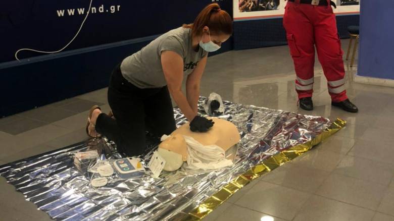 Τοποθέτηση απινιδωτών σε ταξί προαναγγέλλει ο Γεωργιάδης - Και σε σταθμούς μετρό το μηχάνημα