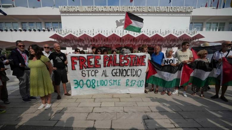 Διαδηλωτές ξεδίπλωσαν πανό για τη Γάζα πριν την έναρξη του κινηματογραφικού φεστιβάλ της Βενετίας