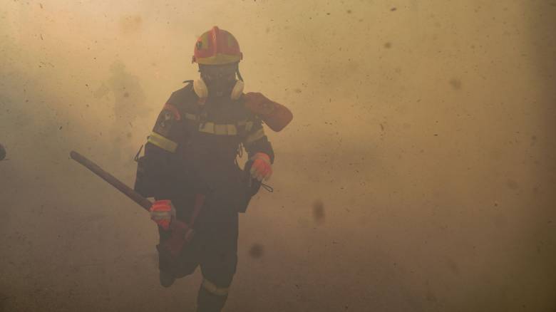 Φωτιά στην Κερατέα: Διακοπή κυκλοφορίας στη Λεωφόρο Λαυρίου