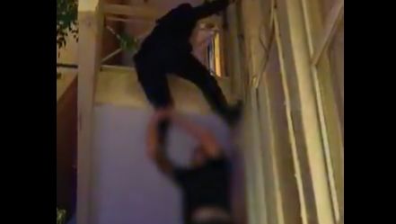 Πειραιάς: Η στιγμή που αστυνομικοί ανεβαίνουν σε μπαλκόνι για να σώσουν ανήλικο