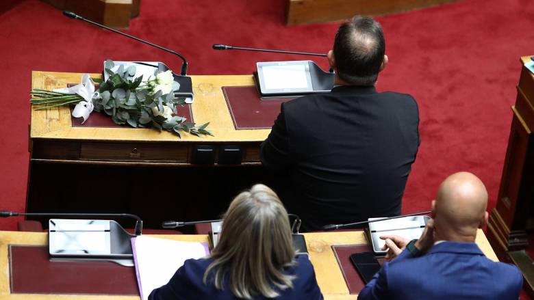 Βουλή: Ενός λεπτού σιγή για τον Απόστολο Βεσυρόπουλο - Ορκίστηκε η Στέλλα Αραμπατζή