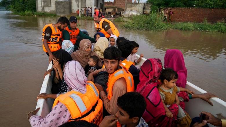 Πακιστάν: Τουλάχιστον ένα εκατομμύριο άνθρωποι απομακρύνθηκαν από τις εστίες τους λόγω πλημμυρών