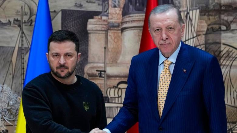 Ερντογάν σε Ζελένσκι: Η Τουρκία θα συνεχίσει να συμβάλλει στην ασφάλεια της Ουκρανίας