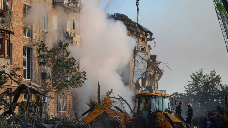 Ουκρανία: Απαισιόδοξα μηνύματα για τερματισμό του πολέμου – Χτυπήθηκε το κτήριο της ΕΕ στο Κίεβο