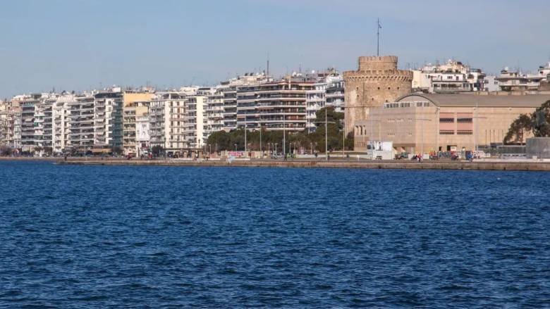 Θεσσαλονίκη: Ηλικιωμένος έπεσε στον Θερμαϊκό – Βίντεο με τη διάσωση του