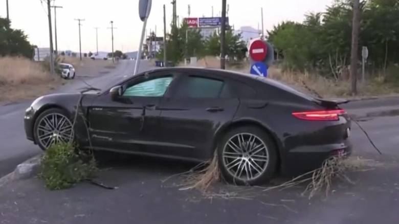 Οδηγός στη Θεσσαλονίκη παρέσυρε αυτοκίνητο, έσπασε την ηλιοροφή και... εξαφανίστηκε - Δύο τραυματίες