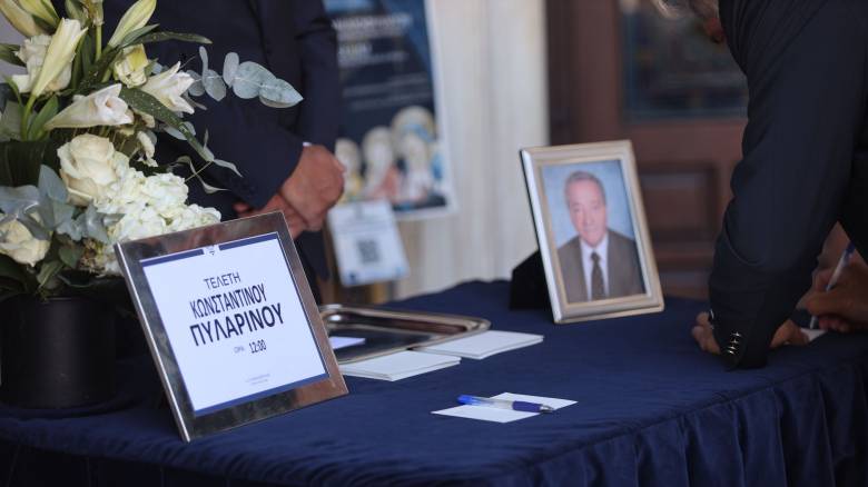 Ο πολιτικός κόσμος αποχαιρετά τον Κωνσταντίνο Πυλαρινό στην Μητρόπολη Αθηνών