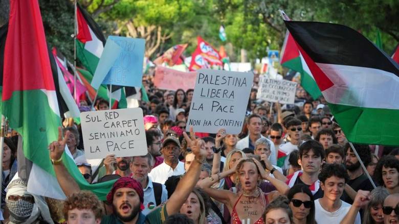 Ιταλία: Χιλιάδες διαδήλωσαν κατά του πολέμου στην Γάζα στο Φεστιβάλ Κινηματογράφου της Βενετίας