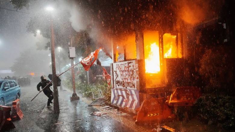 Ινδονησία: Διαδηλωτές πυρπόλησαν κτήριο περιφερειακού συμβουλίου – Τουλάχιστον τρεις νεκροί