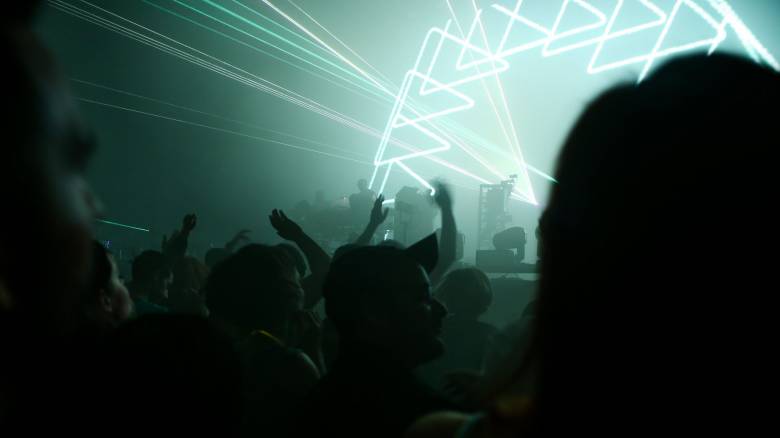 Ιωάννινα: Κατέρρευσε στέγαστρο από δυνατό αέρα - Ακυρώθηκε συναυλία των Βίσση, Ρέμου