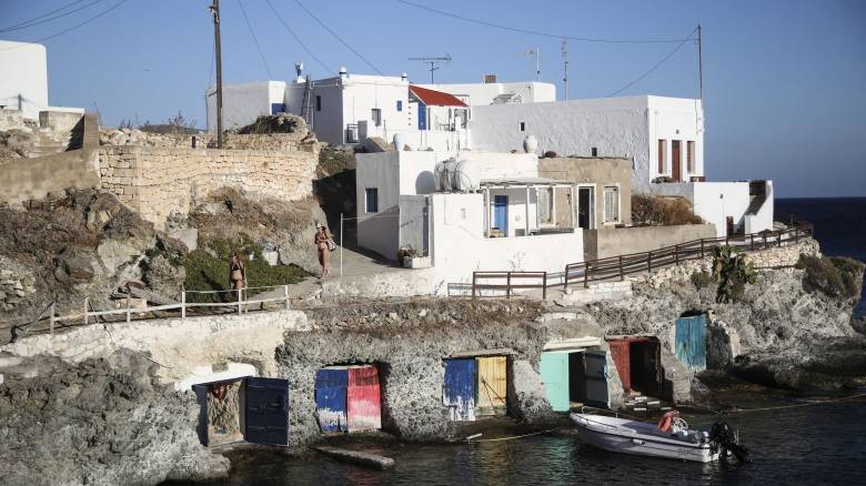 Κίμωλος: Οι βράχοι από «ασήμι», τα παραδοσιακά σοκάκια και η απαράμιλλη φυσική ομορφιά