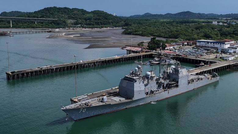 Αμερικανικό καταδρομικό διασχίζει τη διώρυγα του Παναμά και αναπτύσσεται ανοικτά της Βενεζουέλας