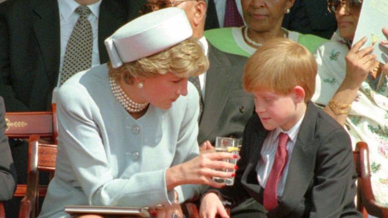 Γιατί ο πρίγκιπας Χάρι έχει τύψεις για το τελευταίο τηλεφώνημά του με την μητέρα του Νταϊάνα