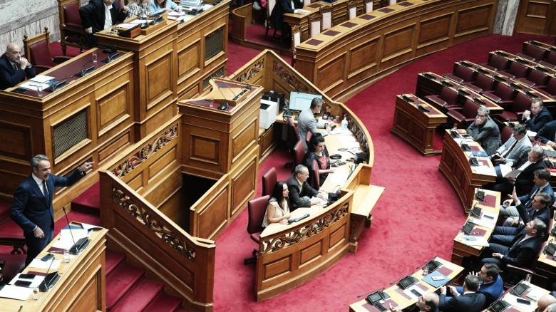 Ενίσχυση τρίτεκνων και ΑμεΑ, κοινωνική κατοικία: Την Τρίτη στη Βουλή το νομοσχέδιο