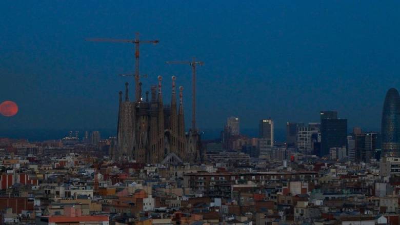 Ισπανία: Ακτιβίστριες υπέρ του κλίματος έριξαν κόκκινη μπογιά στην πρόσοψη της Σαγράδα Φαμίλια