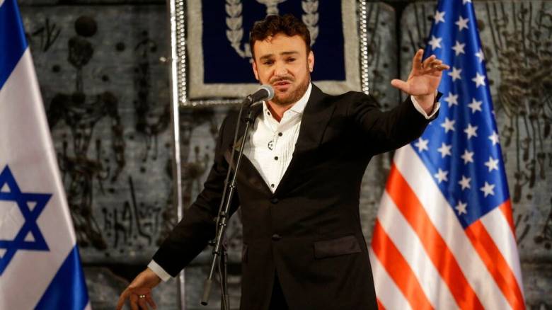 Βαρσοβία: Επεισόδια σε συναυλία Ισραηλινού τραγουδιστή - Ακτιβιστές έριξαν κόκκινη μπογιά