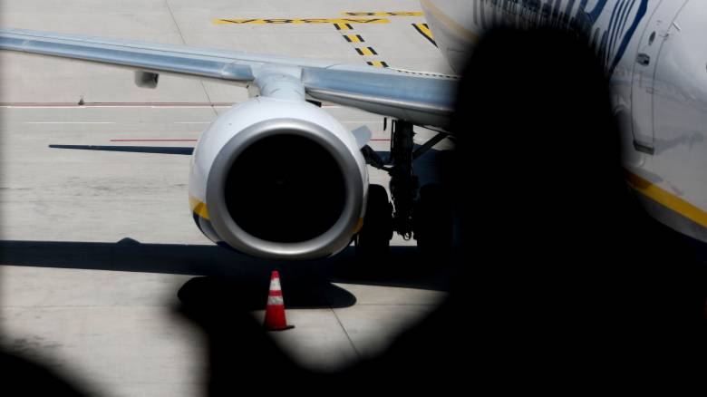 Σκιάθος: Η στιγμή που τουρίστας εκτοξεύεται στη θάλασσα από τουρμπίνα αεροσκάφους