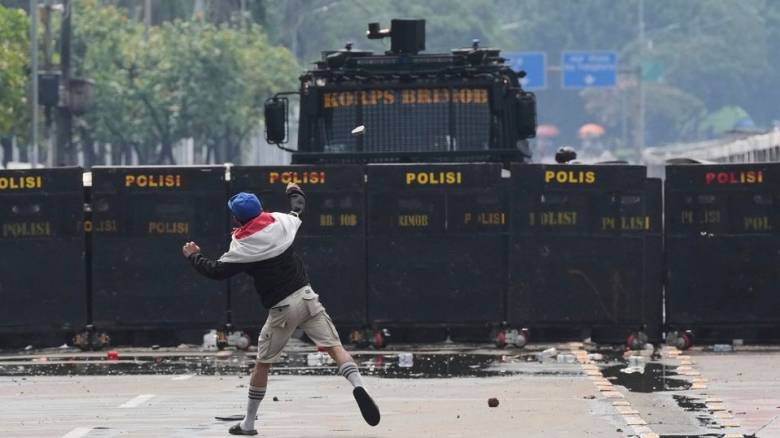 Χάος στην Ινδονησία από τις βίαιες μαζικές διαδηλώσεις: Έξι νεκροί, αυστηρά μέτρα ασφαλείας