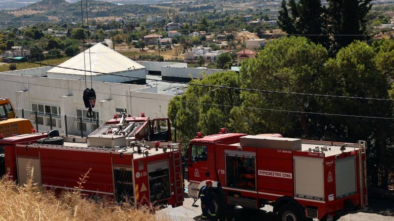 Υπό έλεγχο η φωτιά στην Παλλήνη - Ξέσπασε από εργασίες μόνωσης στη στέγη