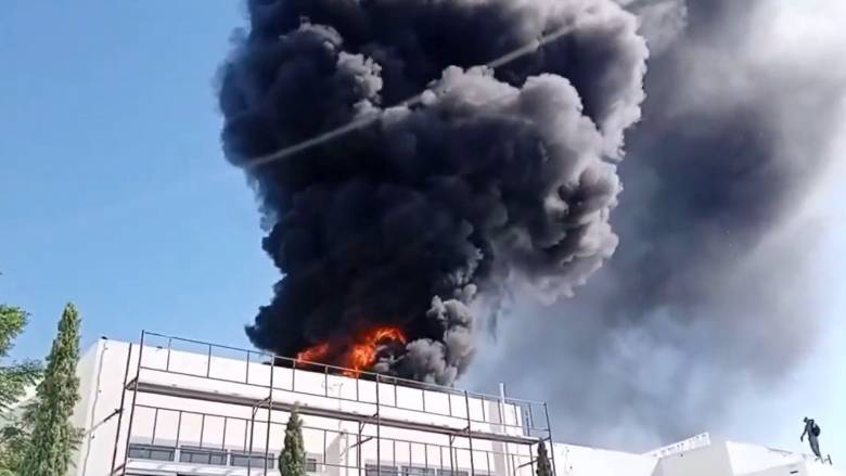 Μαύροι καπνοί από τη φωτιά στην Παλλήνη - Καίγεται η στέγη του Μουσικού σχολείου