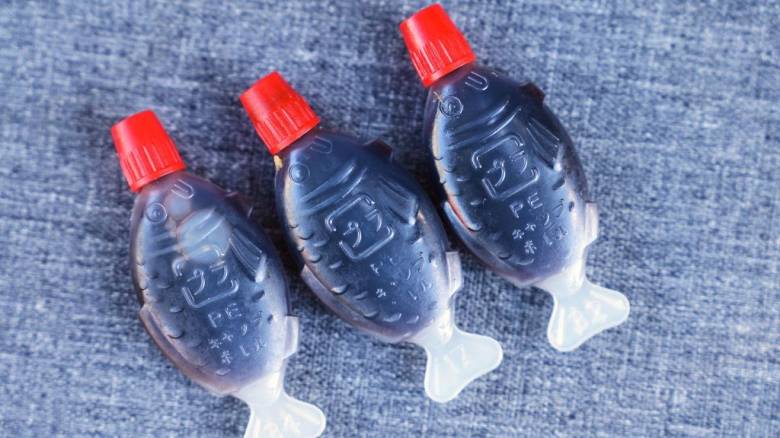 Αυστραλία: Τέλος τα πλαστικά μπουκαλάκια σε σχήμα ψαριού με σος σόγιας - Δύσκολη η ανακύκλωσή τους