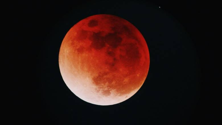 Όταν το Φεγγάρι του Καλαμποκιού «βάφεται κόκκινο»: Πότε θα δούμε την έκλειψη του Σεπτεμβρίου