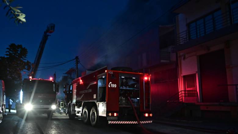 Περιστέρι: Yπό έλεγχο η φωτιά στην επιχείρηση - Απεγκλωβίστηκε ένα άτομο