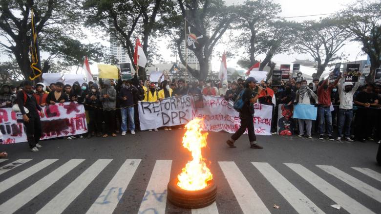 Χάος στην Ινδονησία από τις διαδηλώσεις: Τουλάχιστον 20 αγνοούμενοι μετά τα βίαια επεισόδια