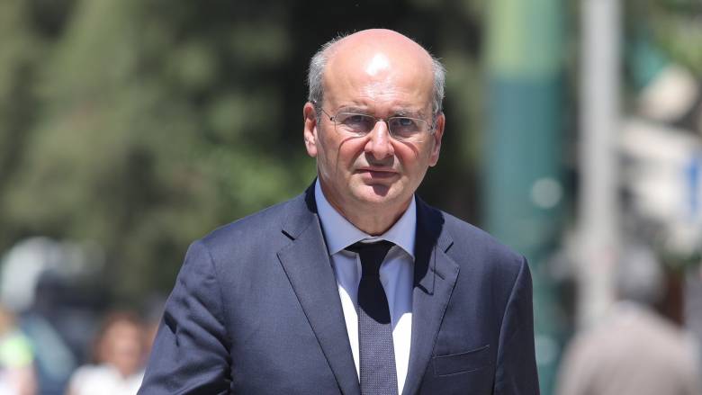 Χατζηδάκης: Mόνιμες παρεμβάσεις με έμφαση στην οικογένεια και τη μεσαία τάξη