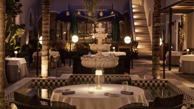 Μία γαστρονομική αφήγηση ενώνει μνήμες και γεύσεις με αέρα από αστέρια Michelin στη Σαντορίνη