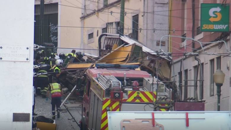 Τουλάχιστον 3 νεκροί και δεκάδες τραυματίες από εκτροχιασμό του τελεφερίκ Γκλόρια στην Πορτογαλία