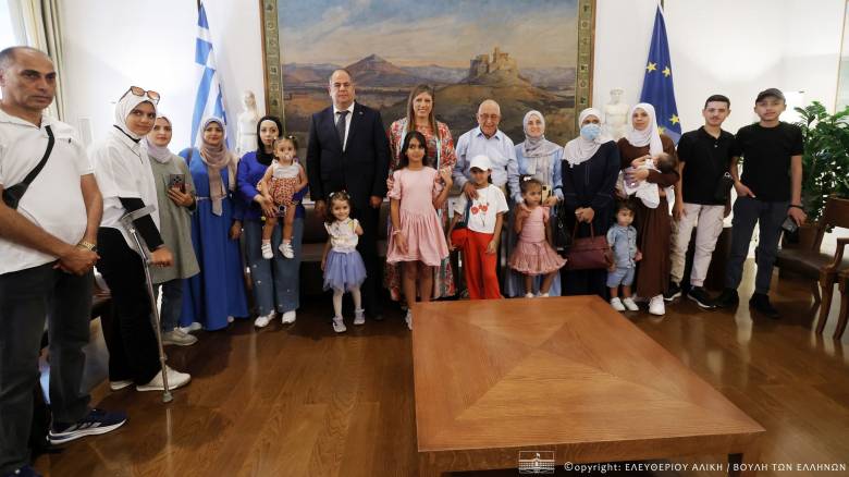 Νικήτας Κακλαμάνης σε παιδιά από την Παλαιστίνη: «Για όσο βρίσκεστε στην Ελλάδα είστε τα παιδιά μας»