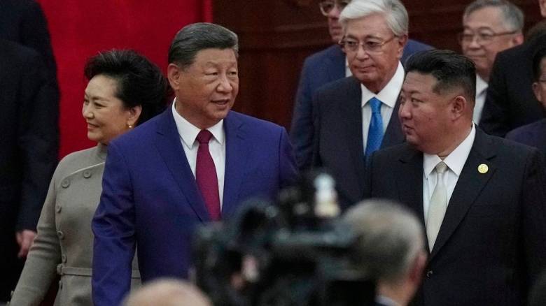 Ο πρόεδρος Σι Τζινπίνγκ συναντήθηκε με τον ηγέτη της Βόρειας Κορέας Κιμ Γιονγκ Ουν