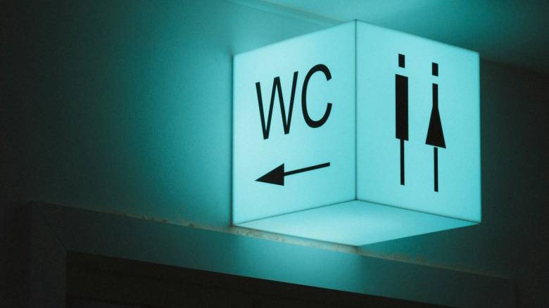 Το κινητό στην τουαλέτα αυξάνει τον κίνδυνο εμφάνισης αιμορροΐδων - Τι αποκαλύπτει μελέτη