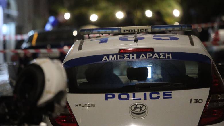 Άγιοι Ανάργυροι: Συνελήφθη άνδρας που κυκλοφορούσε με μπαλτά μέσα στον Προαστιακό