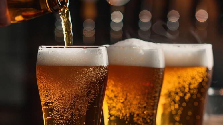 Παγάκια στη μπύρα: Η τάση που «σαρώνει» στην Gen Z - Η ζέστη αλλάζει τις συνήθειές μας