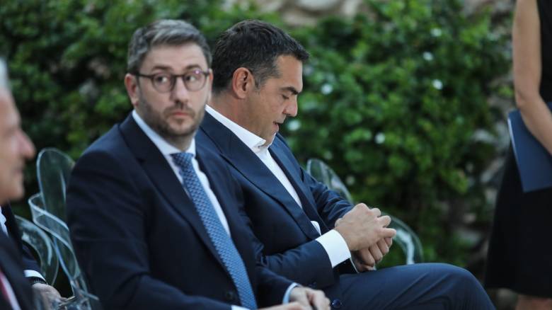 Μάχη στην αντιπολίτευση: Το ΠΑΣΟΚ ράβει κυβερνητικό κοστούμι, ο Τσίπρας λέει ότι το έχει ήδη έτοιμο