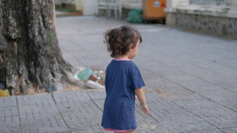 Θεσσαλονίκη: Υπό κράτηση οι γονείς των παιδιών που βρέθηκαν μόνα τους σε κεντρικό δρόμο