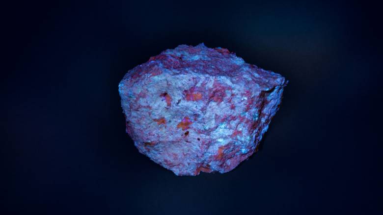 Θραύσμα αστεροειδούς αποκαλύπτει κρυσταλλικό ορυκτό «άγνωστο» στη Γη