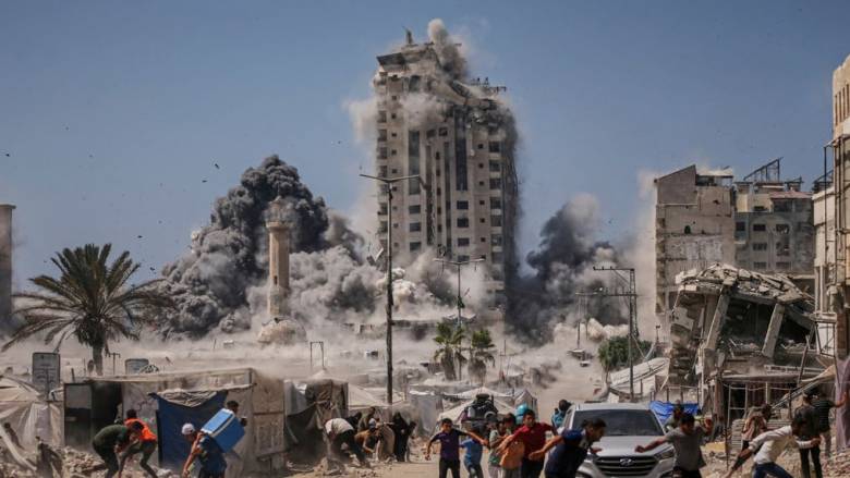 Γάζα: «Έτρεχαν να σωθούν πανικόβλητοι» - Συγκλονιστική μαρτυρία για την ισοπέδωση 12όροφου κτηρίου