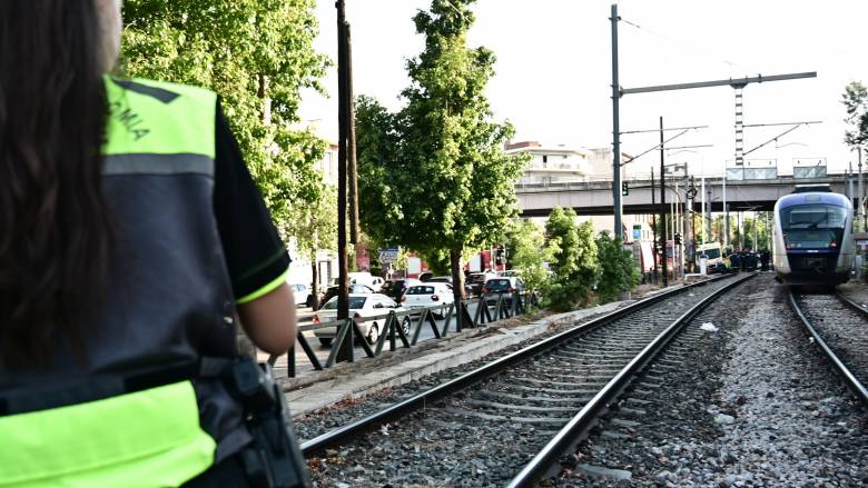 Κωνσταντινουπόλεως: Ο πεζός πήδηξε τα κάγκελα για να περάσει στην απέναντι πλευρά του Προαστιακού