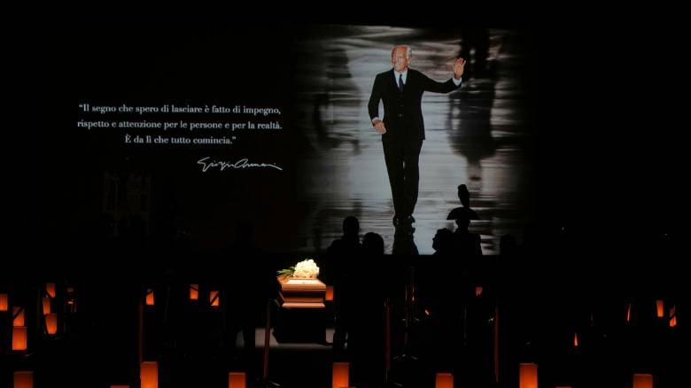 Σε λαϊκό προσκύνημα η σορός του Τζόρτζιο Αρμάνι - Πλήθος κόσμου στο Αρμάνι Τεάτρο