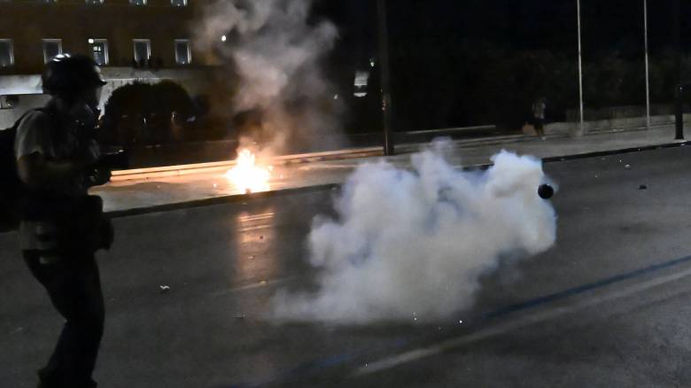 Επεισόδια στο Σύνταγμα μετά τη συγκέντρωση για τα Τέμπη - Έπεσαν μολότοφ