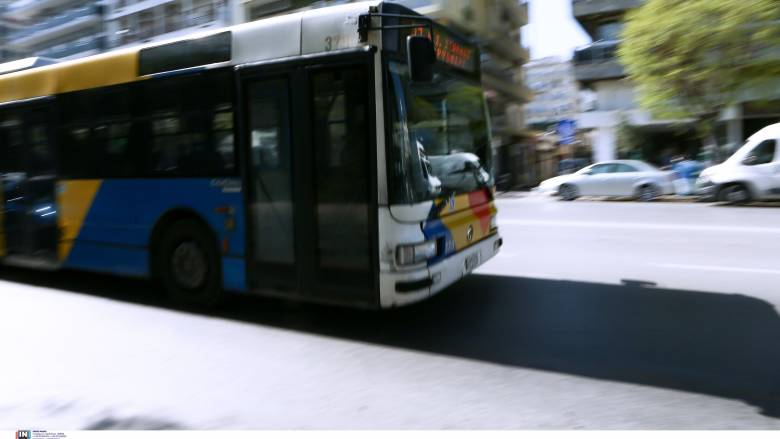Σύγκρουση λεωφορείου με γερανό στη Συγγρού - Αυξημένη κίνηση